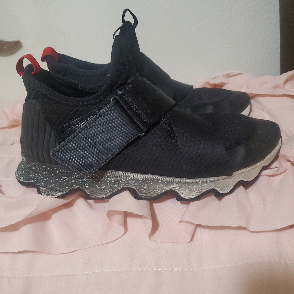 Sorel Black 8.5 Womens Sneaker Kinetic Impact red tag detail